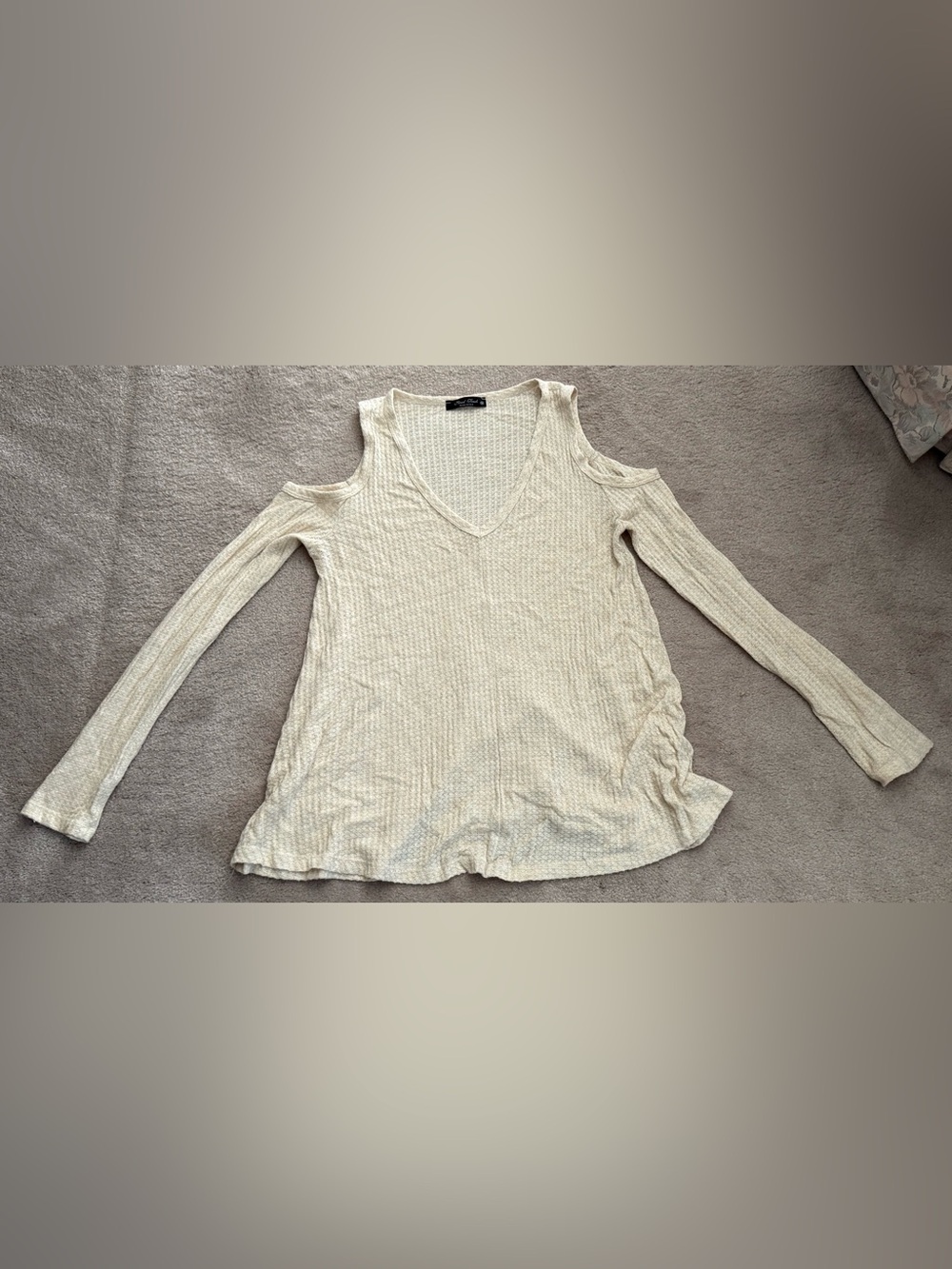 Final Touch Cold Shoulder Waffle Knit Top Medium m Ivory V-Neck Long Sleeve USA